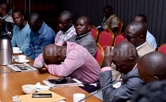 Abdu Mulindwa (mu pink), akaabye bwabadde annyonnyola Palamenti engeri gye yasibwa mu Safe House. Abdu Mulindwa (mu pink), akaabye bwabadde annyonnyola Palamenti engeri gye yasibwa mu Safe House.