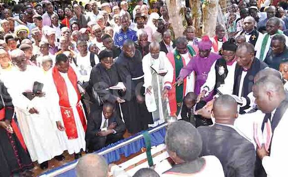 Bannaddiini n’abakungubazi abeetabye mu kuziika Luggya Lwasi. Bannaddiini n’abakungubazi abeetabye mu kuziika Luggya Lwasi.