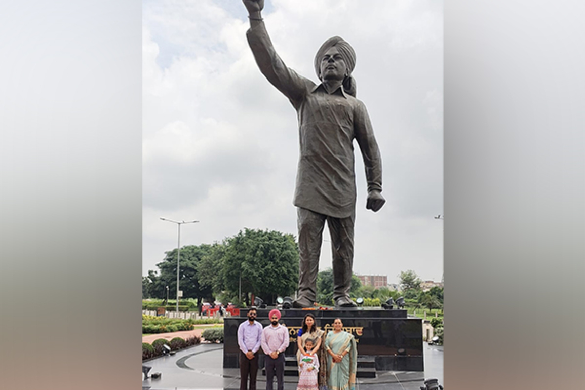 Punjab: DC Komal Mittal pays floral tributes at Shaheed Bhagat Singh statue at Nishan-e-Inquilab plaza
