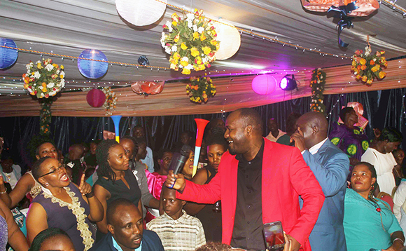 Travis Kazibwe ng'ayimba n'abawagizi be Travis Kazibwe ng'ayimba n'abawagizi be