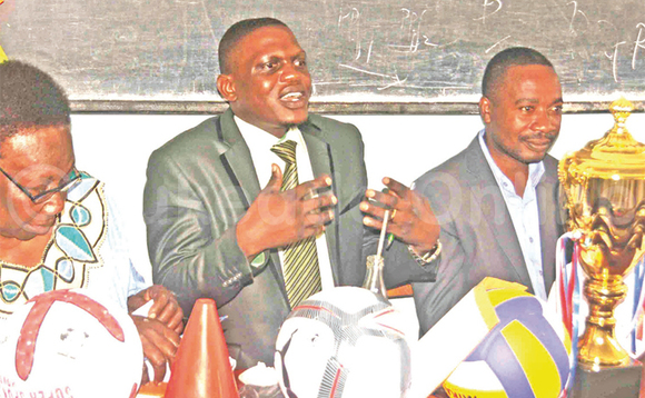 Nsubuga (wakati) ng’annyonnyola olukiiko. Ku ddyo ye Sipiika w’Essaza Gerald Ssenkeezi ate ku kkono ye Eronizero Bubye omuwandiisi wa Ssebwama ow’ekyama. Nsubuga (wakati) ng’annyonnyola olukiiko. Ku ddyo ye Sipiika w’Essaza Gerald Ssenkeezi ate ku kkono ye Eronizero Bubye omuwandiisi wa Ssebwama ow’ekyama.