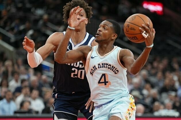 De'Aaron Fox's near triple-double sparks Spurs past Mavs