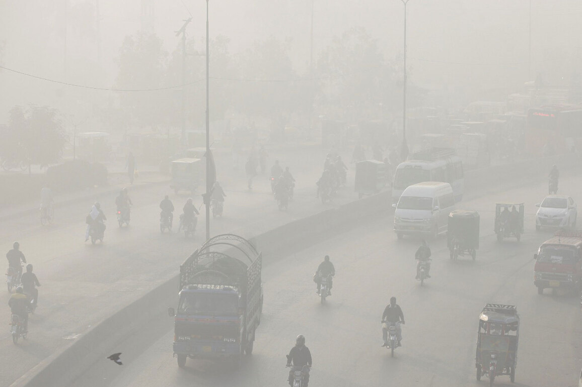 Smog chokes Pakistan's Punjab as air quality slips to 'very unhealty' level