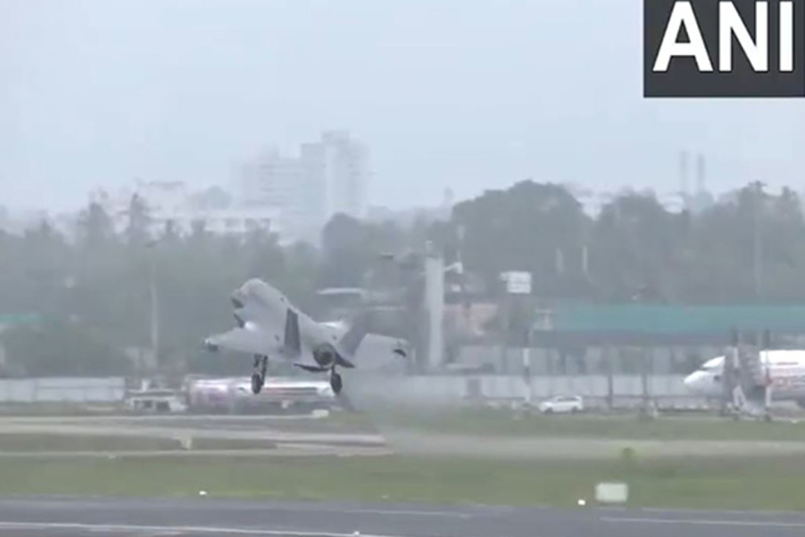 British Navy's F-35 fighter jet leaves Thiruvananthapuram Airport after remaining grounded for over a month