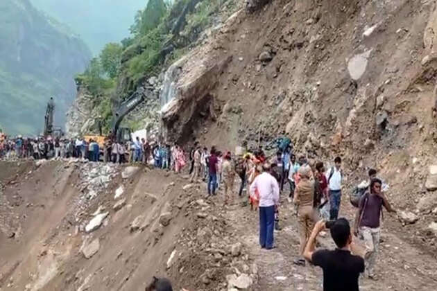 Uttarakhand: Roads near Bhanrepani blocked, machines used to clear debris