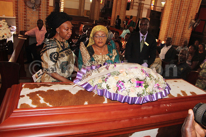   he widow arh ugembe left laying a wreath on the casket of her husband the late enry ugembe alias big ways during a requiem mass at ubaga athedral on onday eb13   hoto by eddie usisi