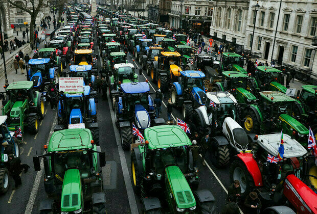 Tractors block central London in massive farmers protest 