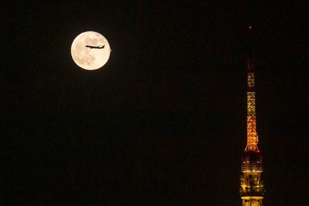 Japan Bans Entry of Foreign Visitors as Omicron Spreads