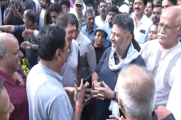 Karnataka: Deputy CM DK Shivakumar interacts with locals in Cubbon Park in Bengaluru