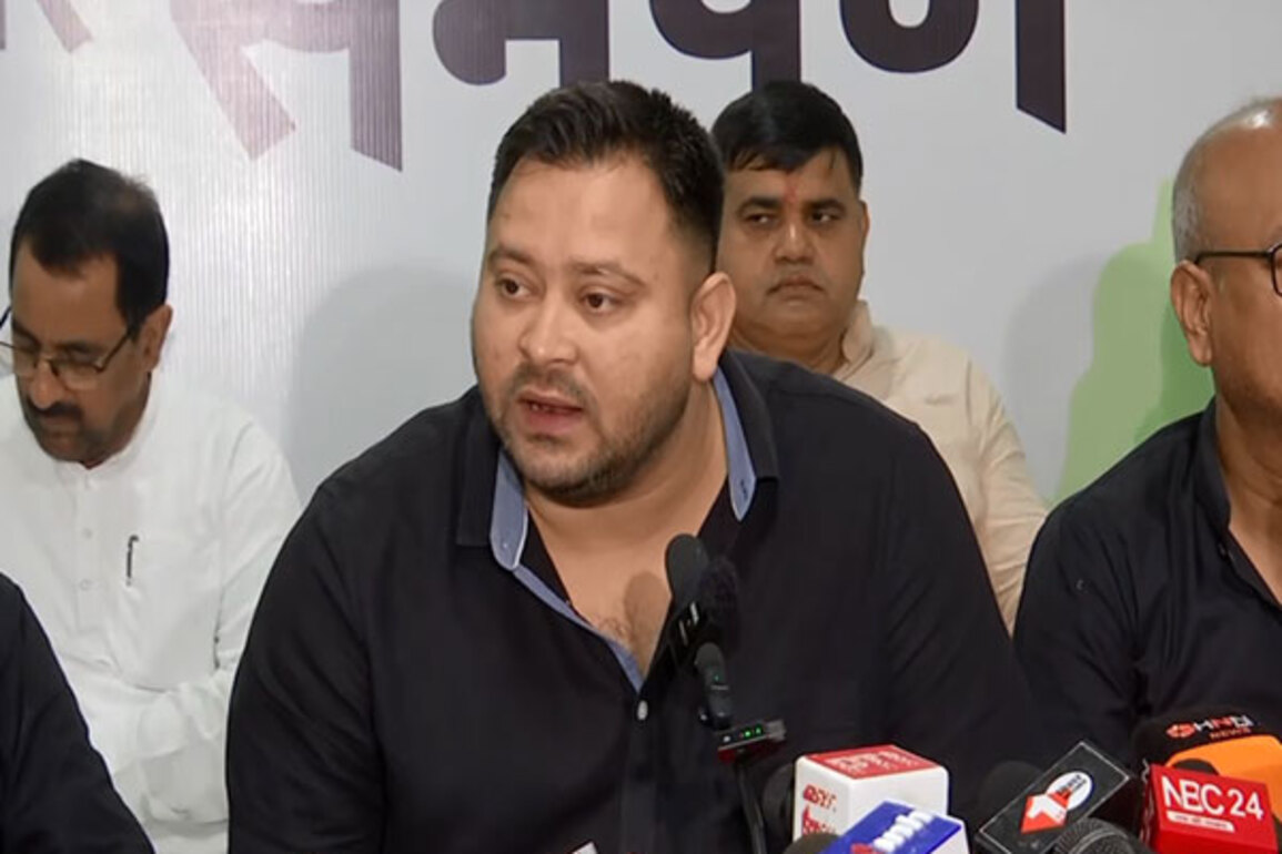 Bihar: "If my own EPIC number could be changed...", Tejashwi Yadav slams EC on draft electoral rolls