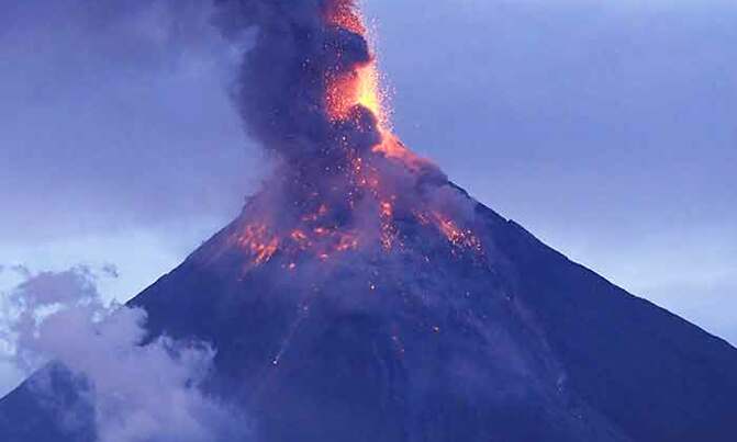Thousands more flee erupting Philippine volcano Thousands more flee erupting Philippine volcano