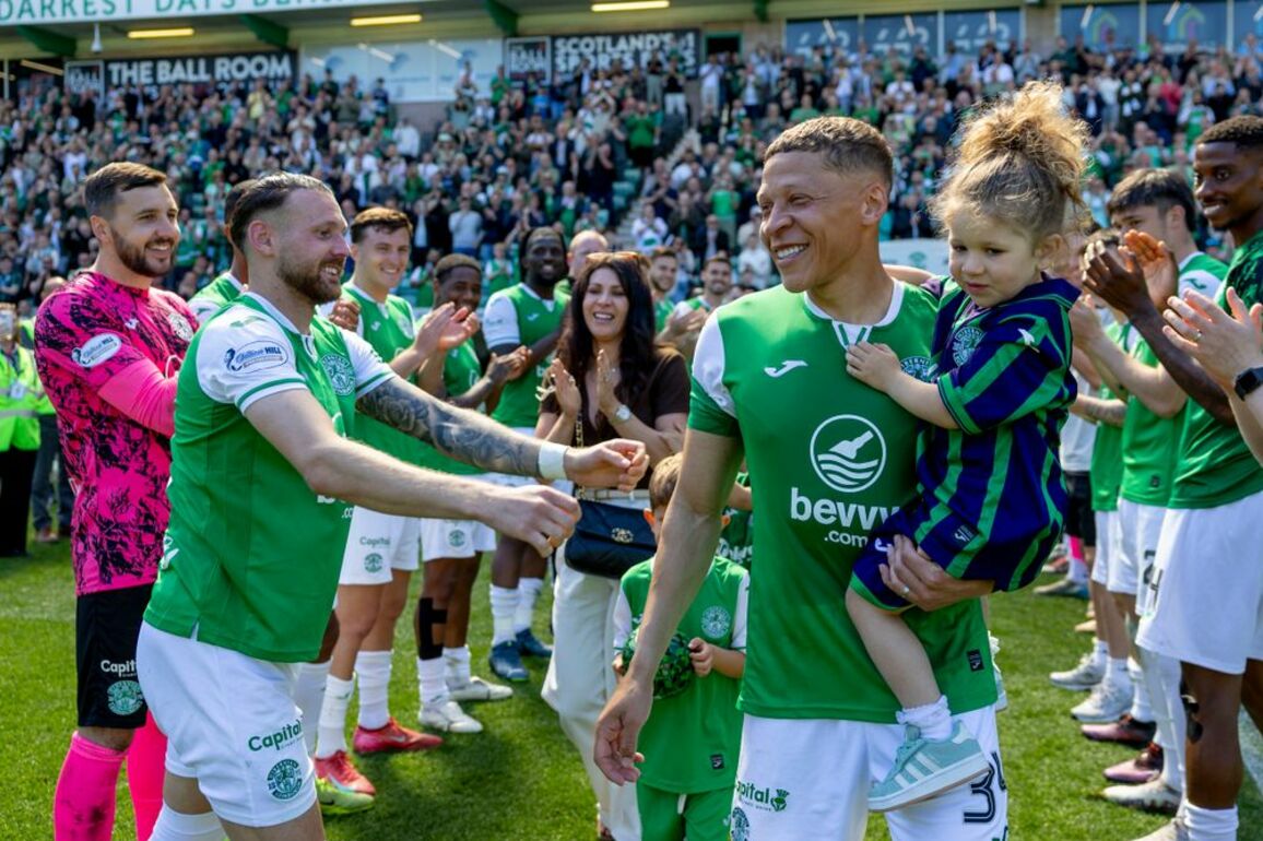 Hibernian FC - Dwight Gayle Bids Farewell To Hibs On Emotional Day