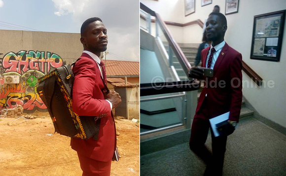 Bobi Wine n’ensawo ye ku mugongo bwe yabadde tannasimbula kugenda mu palamenti eggulo. Ate ku ddyo ng'ali mu Palamenti Bobi Wine n’ensawo ye ku mugongo bwe yabadde tannasimbula kugenda mu palamenti eggulo. Ate ku ddyo ng'ali mu Palamenti
