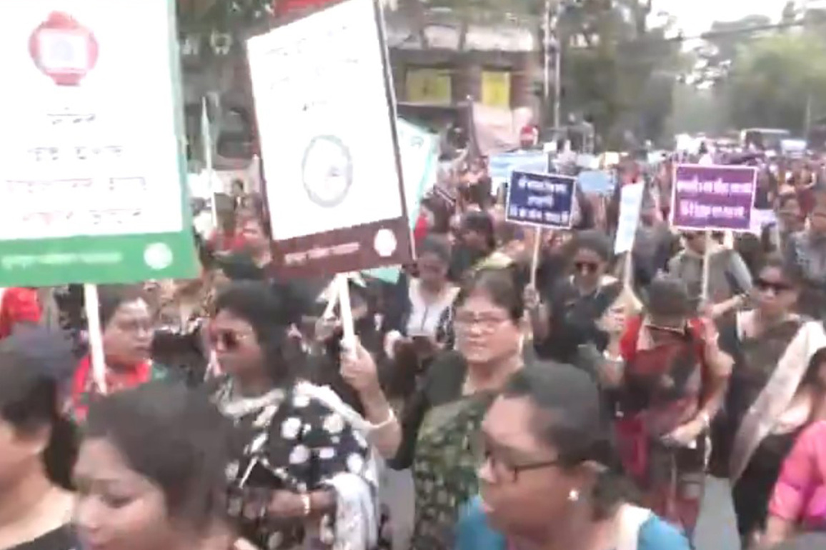 Kolkata: TMC women's wing protests against LPG cylinder price hike