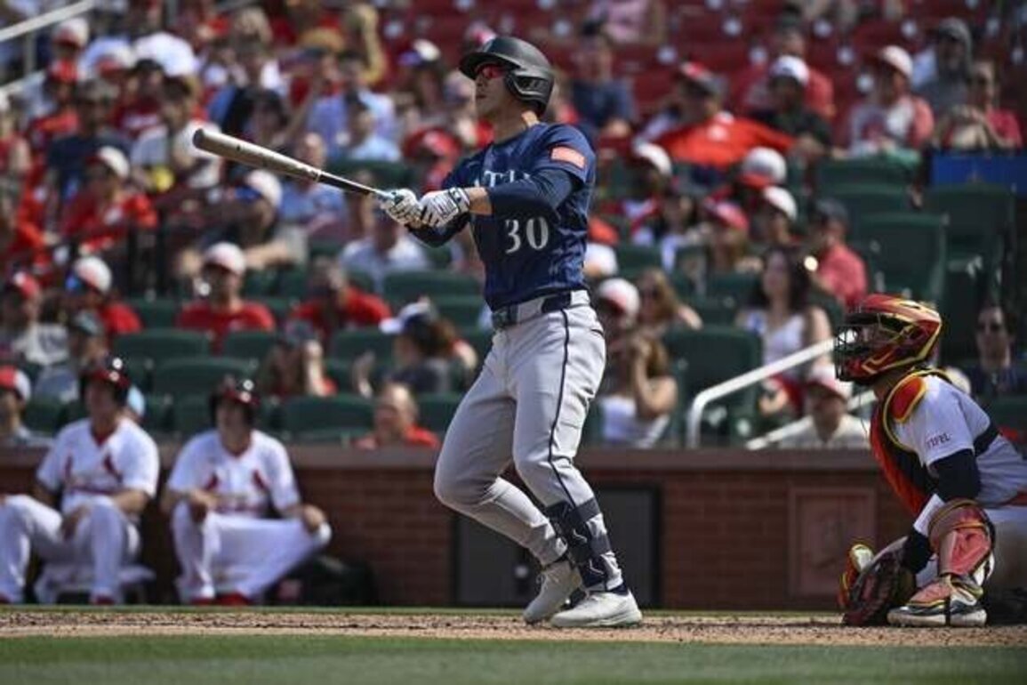 Rob Refsnyder's blast lifts Mariners to sweep of Cards