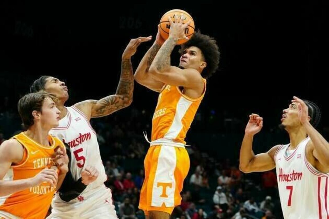 Top 25 roundup: No. 17 Vols KO No. 3 Houston in Las Vegas
