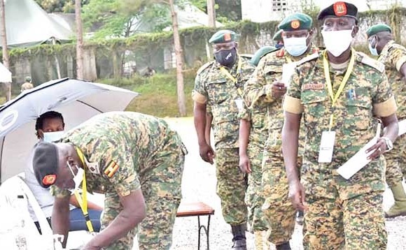 Aba UPDF nga balonda abannaabakiikirira mu palamenti. Baabadde mu nkambi y’e Bombo. Aba UPDF nga balonda abannaabakiikirira mu palamenti. Baabadde mu nkambi y’e Bombo.