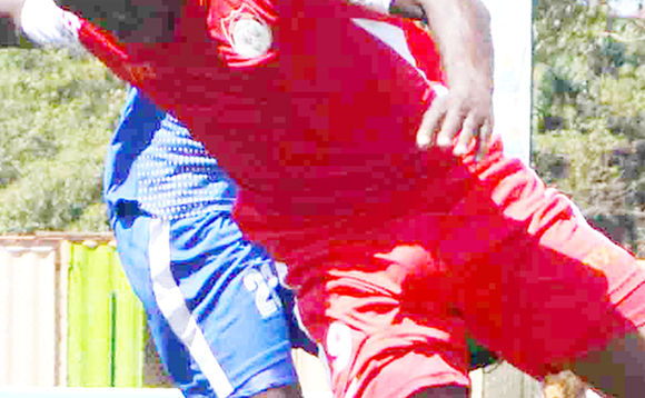 Henry Mugoya (ku kkono) owa Kansai Plascon ng'alwanira omupiira ne Robert Ssentongo owa Kyetume, ku Lwomukaaga e Lugogo Henry Mugoya (ku kkono) owa Kansai Plascon ng'alwanira omupiira ne Robert Ssentongo owa Kyetume, ku Lwomukaaga e Lugogo