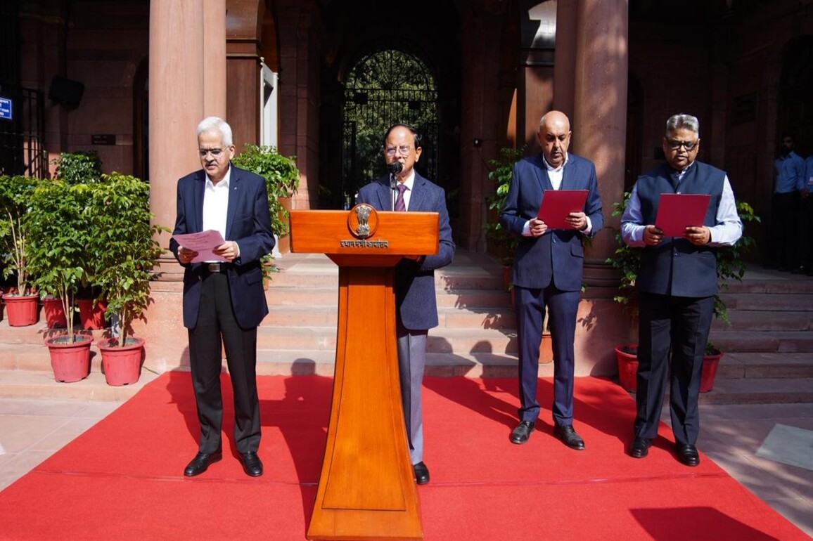 PMO officials join reading of preamble on Constitution Day