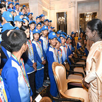 Jammu and Kashmir youth delegation for 'Watan Ko Jano' Programme calls on President Murmu
