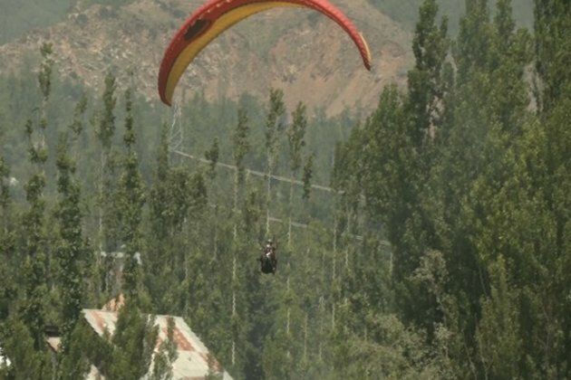 J-K: Tourists, locals enjoy adventure paragliding in Srinagar