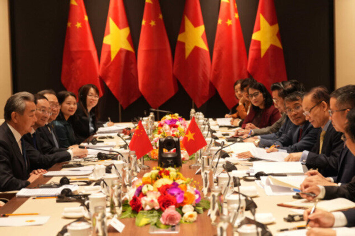 Chinese FM meets with Vietnamese counterpart