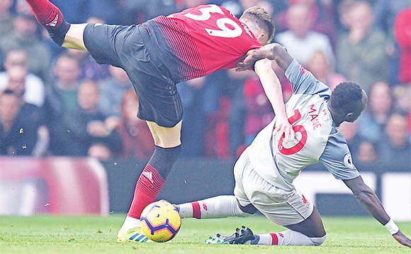 Scott McTominay (ku kkono) owa Liverpool kata afune kaadi olw’okusindika Sadio Mane. Baalemaganye 0-0 ne Liverpool. Scott McTominay (ku kkono) owa Liverpool kata afune kaadi olw’okusindika Sadio Mane. Baalemaganye 0-0 ne Liverpool.