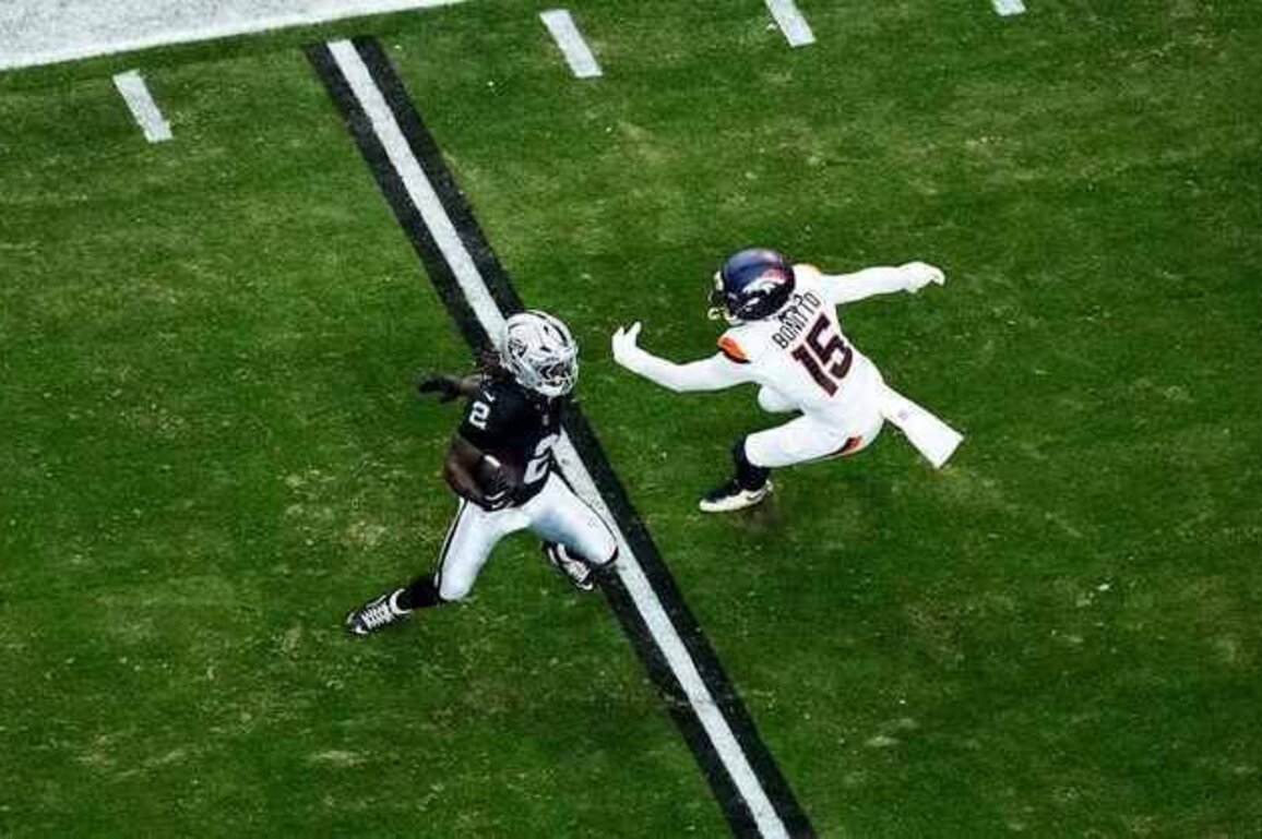 Kenny Pickett entra tras lesin de Geno Smith en derrota ante Broncos