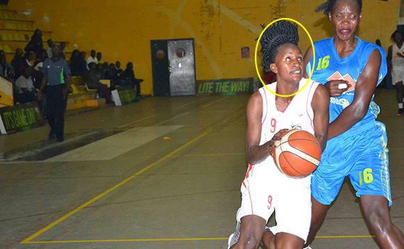 Jamilla Nansikombi (mu byeru) ng'attunka ne Stella Nanfuka Jamilla Nansikombi (mu byeru) ng'attunka ne Stella Nanfuka