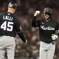 Marlins build early lead, keep adding on to beat Giants