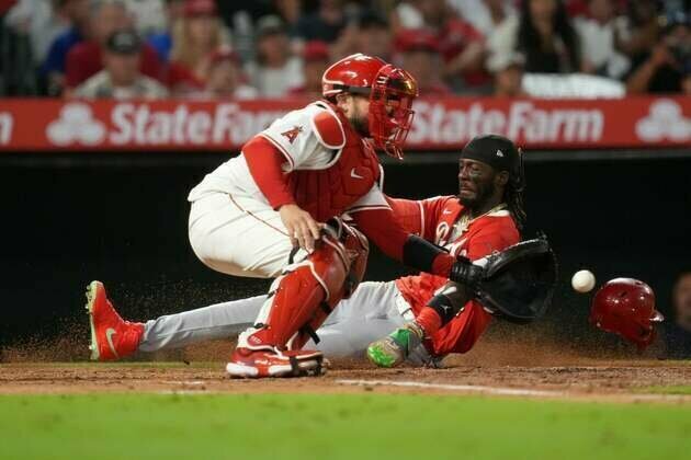 Reds score two in the ninth for their third straight win