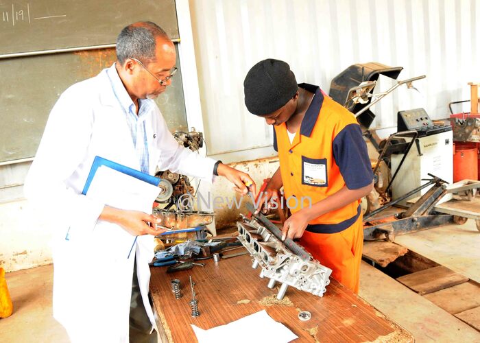 atrick unday siimwe assessing a senior three student of ew orizon secondary and ocational schools in motor vehicle mechanics his was at during the implementation of   the dual curriculum in secondary schools 