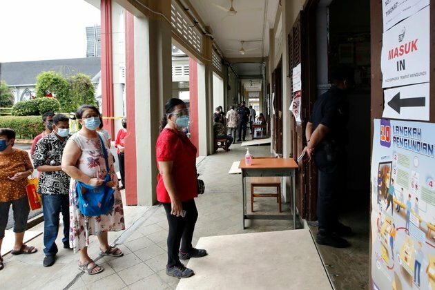 Malaysians Vote in Tight Race as Old Party, Reformers Clash