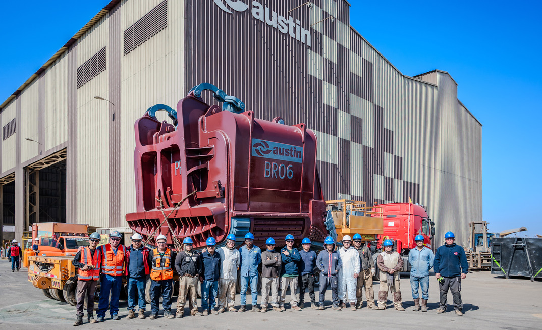 Austin Chile celebrates the first manufacture and delivery of a Cat 7495 dipper bucket for export domestically.