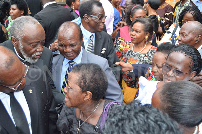  ourners including s r aul awanga semwogerere and former premier of uganda oseph ulwanya uli semwogerere consoling rs argaret sereko after the mass