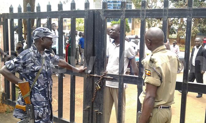 Police siege Jinja central division offices, halt LC1 swearing Police siege Jinja central division offices, halt LC1 swearing