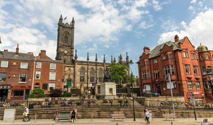 Oldham Town Centre (c) Debu55y / Shutterstock.com
