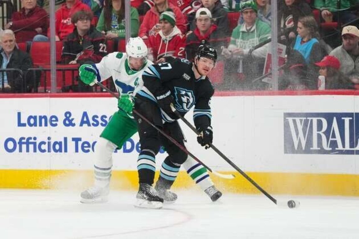 Hurricanes score three in final two minutes to steal one from Mammoth