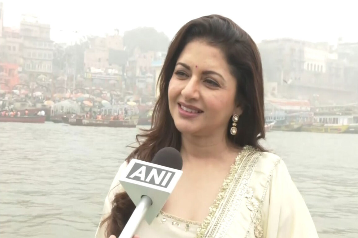 Bhagyashree visits Kashi Vishwanath Temple, says she can't stay away from Varanasi