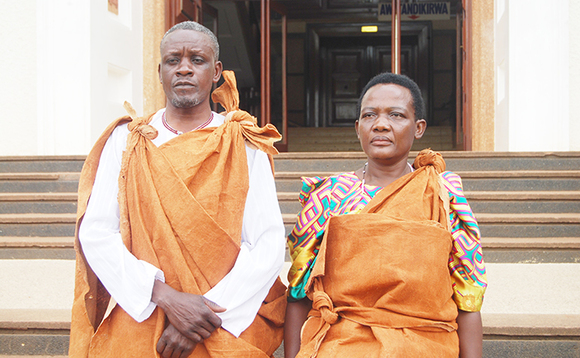 Ssemanobe Paul Kizito omuggya ne lubuga we Rose Nakkazi abaayanjuliddwa Kaikkiro Mayiga Ssemanobe Paul Kizito omuggya ne lubuga we Rose Nakkazi abaayanjuliddwa Kaikkiro Mayiga
