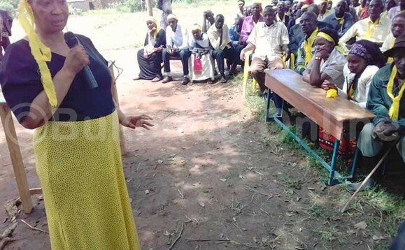 Omubaka w'e Ssembabule Anifa Kawooya ng'ayogerera mu bawagizi ba NRM e ssembabule abaawagidde okugikwatako Omubaka w'e Ssembabule Anifa Kawooya ng'ayogerera mu bawagizi ba NRM e ssembabule abaawagidde okugikwatako