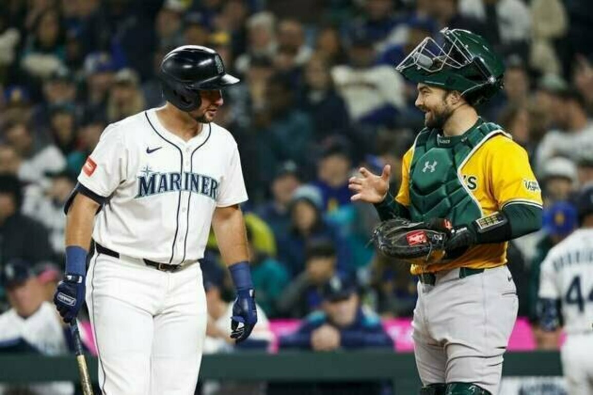 Jorge Polanco's late homer carries Mariners past A's