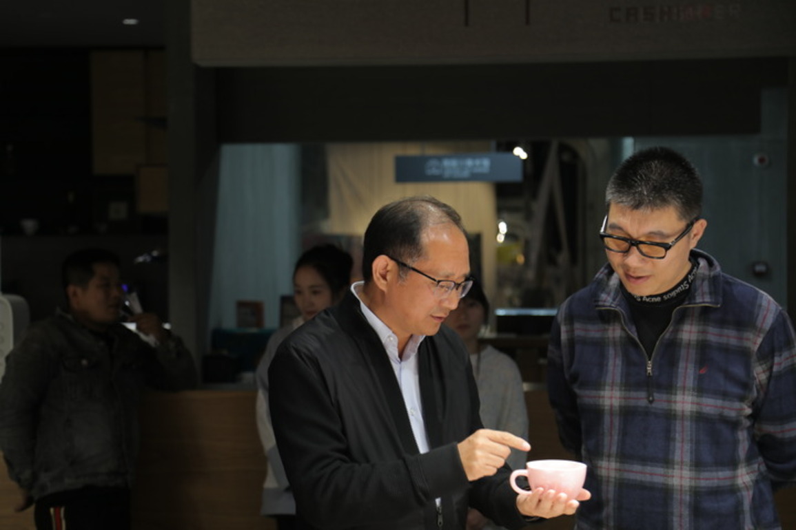 Feature: A "companion" in China's porcelain capital revival