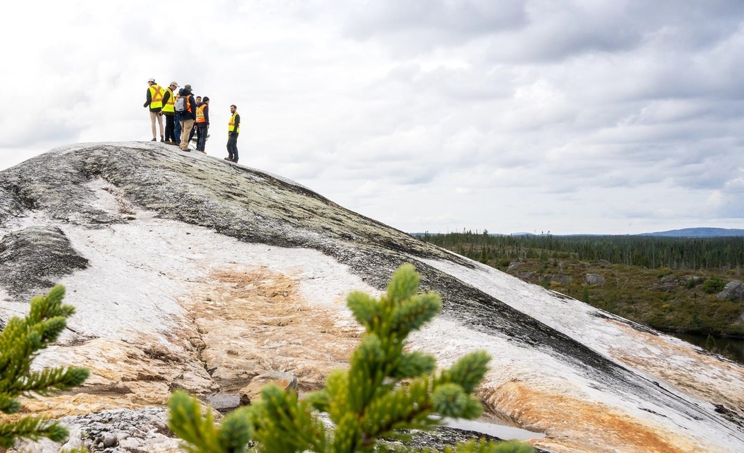Shaakichiuwaanaan is dominated by the large Corvette pegmatite trend