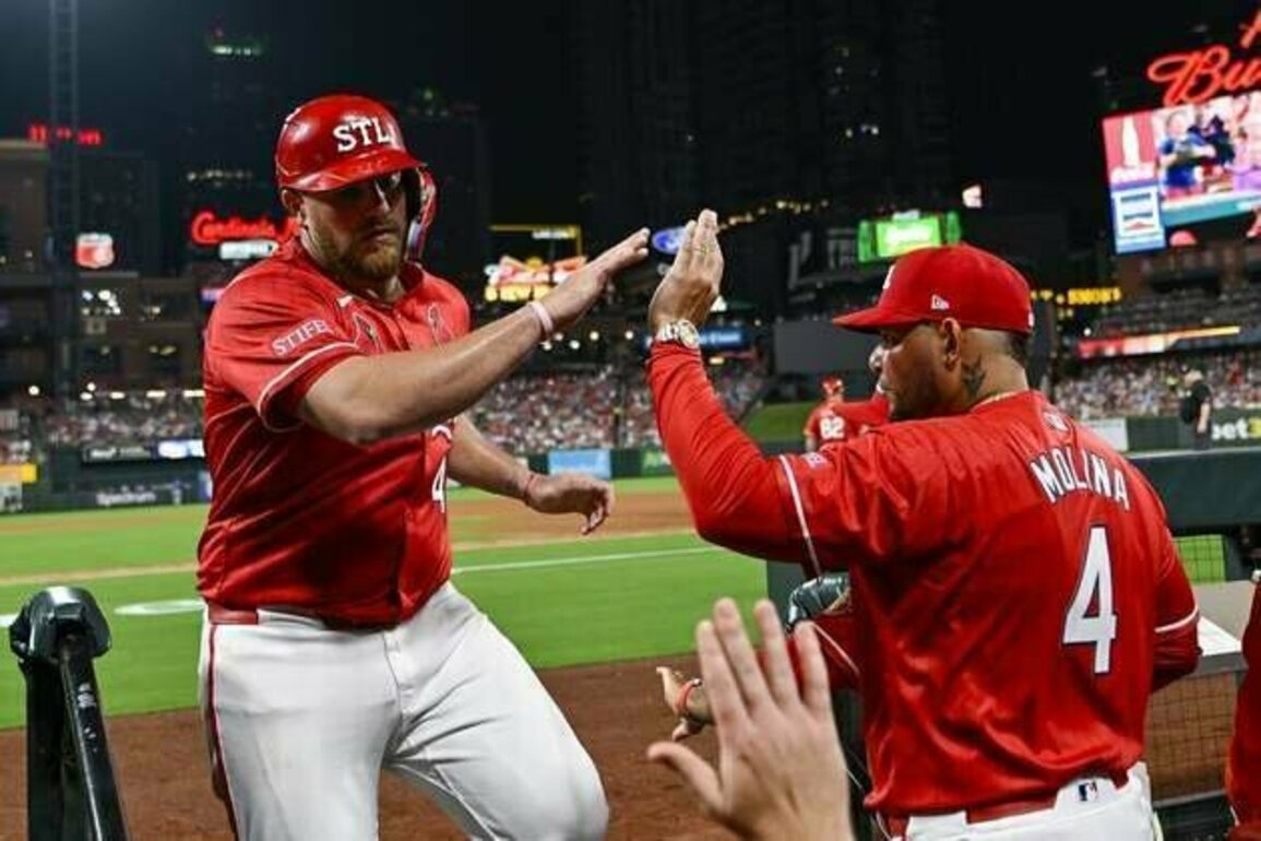 Under watchful eye of Yadier Molina, Cards set sights on Cubs