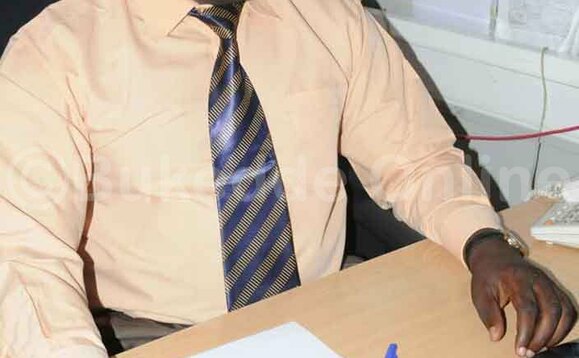 Ronald Ssebutiko munnamawulire wa Bukedde Fm embuutikizi eyaweereddwa eky'okubeera munnamawulire w'ezza ly'e Buruuli Ronald Ssebutiko munnamawulire wa Bukedde Fm embuutikizi eyaweereddwa eky'okubeera munnamawulire w'ezza ly'e Buruuli