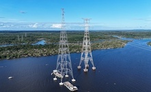Torres de travessia do Projeto Linha de Transmissão (PLT) da MRN no Rio Trombetas 