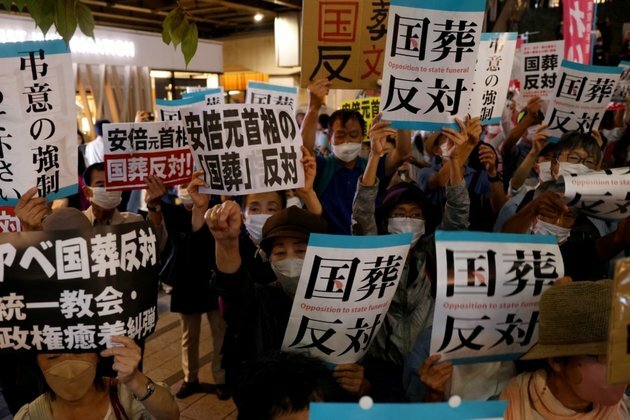 Though Lauded Abroad, Japan&#039;s Abe Leaves Complicated Legacy at Home