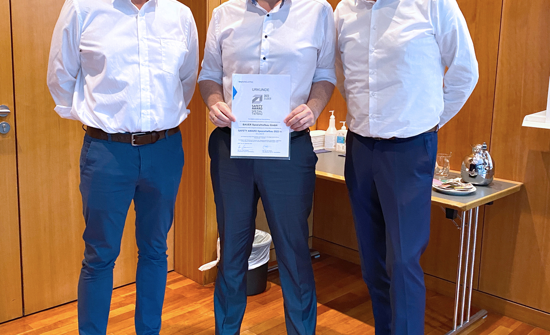 Florian Bauer (centre) accepting the Federation of the German Construction Industry’s silver Safety Award for specialist foundation engineering on behalf of Bauer Spezialtiefbau