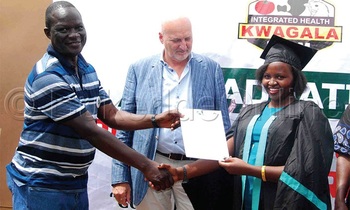 Omumyuka w’omubaka wa Budaaki mu Uganda, Anno Galema (wakati) John Makoha akulira ekitongole kya AVIS/SKY mu Uganda (ku kkono) nga bakwasa Nangendo satifikeeti oluvannyuma lw’okutendekebwa okulimira awafunda mu ngeri y’omulembe. Omumyuka w’omubaka wa Budaaki mu Uganda, Anno Galema (wakati) John Makoha akulira ekitongole kya AVIS/SKY mu Uganda (ku kkono) nga bakwasa Nangendo satifikeeti oluvannyuma lw’okutendekebwa okulimira awafunda mu ngeri y’omulembe.